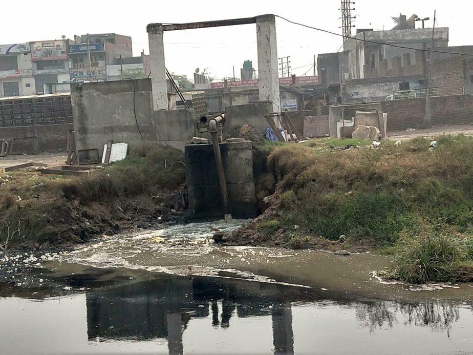 sewage outlet opening 